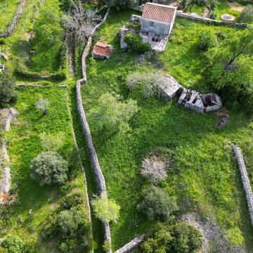 Otok Vis - prekrasni kompleks kamenih kuća na mirnoj lokaciji