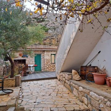 Pag; Investicijska prilika - apartmanska kuća 300 m od mora