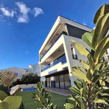 PAG-MANDRE, ČETVEROSOBAN APARTMAN, 137,71m2, PRVI KAT, BAZEN, VRT, PM