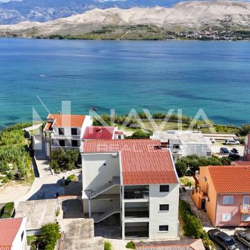 PAG, STAN S VELIKOM TERASOM U NEPOSREDNOJ BLIZINI PLAŽE