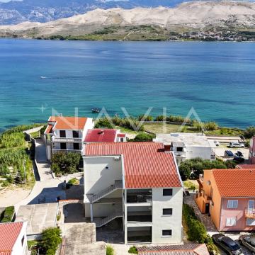 PAG, STAN S VELIKOM TERASOM U NEPOSREDNOJ BLIZINI PLAŽE