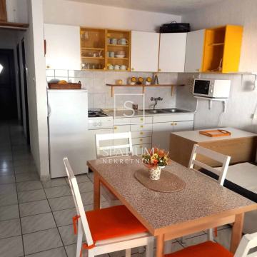 PAKOŠTANE, STAN U BLIZINI MORA S PARKINGOM I POGLEDOM