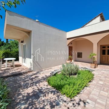 Pašman, Banj, kuća na prostranoj okućnici, samo 30m od mora i plaže