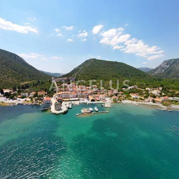 Pelješac, Mali Ston - jedinstvena kuća s mostom ispod zidina, 180 m2.