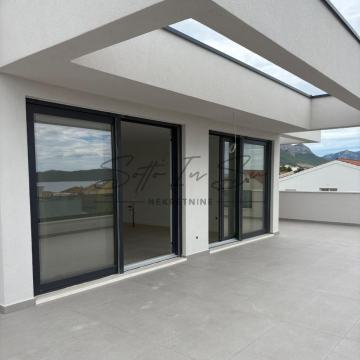 Penthouse sa pogledom na more - Kaštel Kambelovac