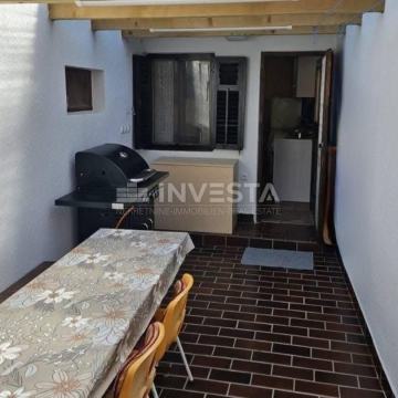 Peroj, useljiva kuća u nizu s velikom terasom