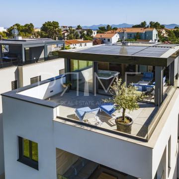 Petrčane, 7 stambenih jedinica,pogled na more, 150 metara od mora!