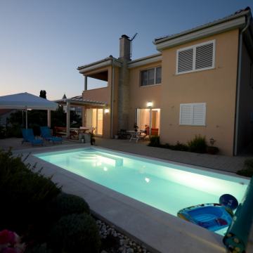 PETRČANE, VILLA SA BAZENOM!!!