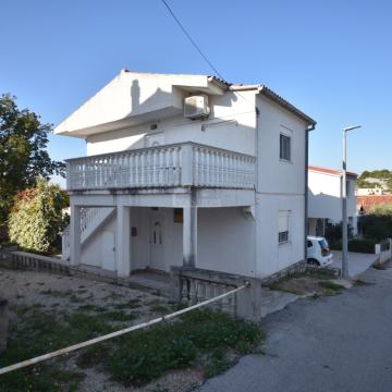 Pirovac -Dvojna kuća s dva apartmana u blizini mora
