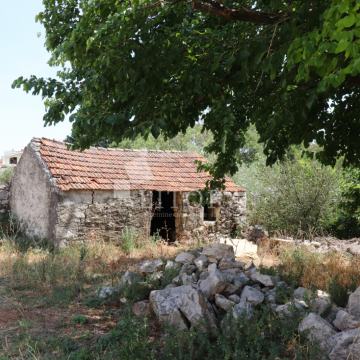 Pirovac – kameni objekt na građevinskom zemljištu površine 480 m², 850