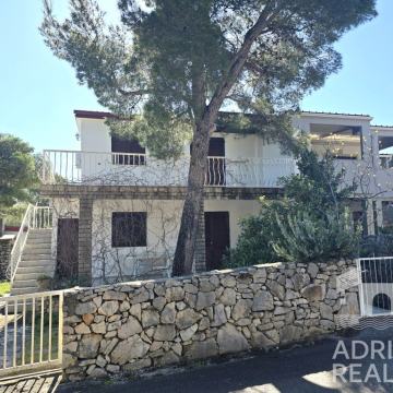 Pirovac, šarmantna kuća okružena borovom šumom – savršena za odmor i i