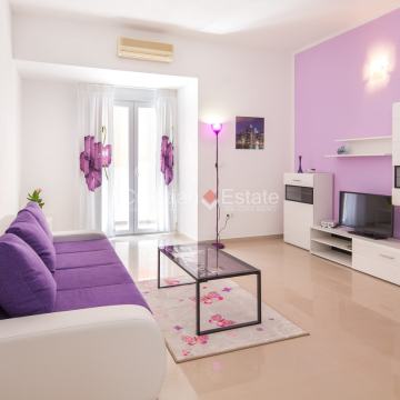 Podstrana, dvosobni stan  s bazenom, dvorištem, terasama i podrumom