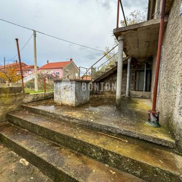 POLJICA-DVIJE STARE KUĆE ZA OBNOVU