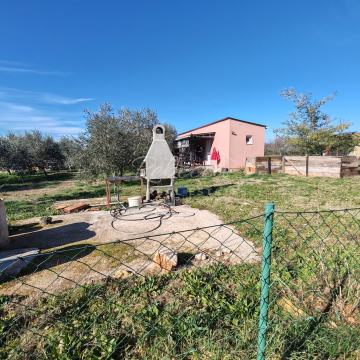 Poljoprivredno zemljište 1000 m2 sa objektom - Valtura