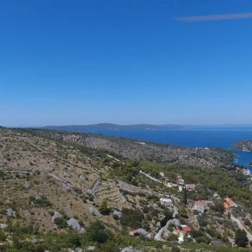 Poljoprivredno zemljište s legaliziranom kućicom, Bobovišća, 8000 m2