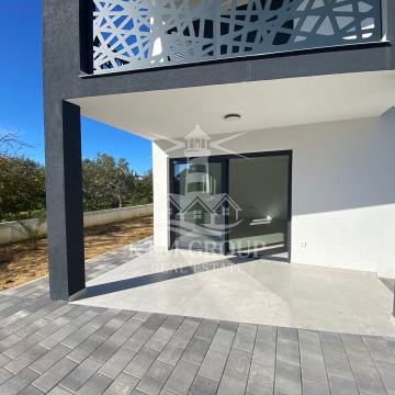 Novo u ponudi - stan s tri spavaće sobe. Novogradnja - useljivo!