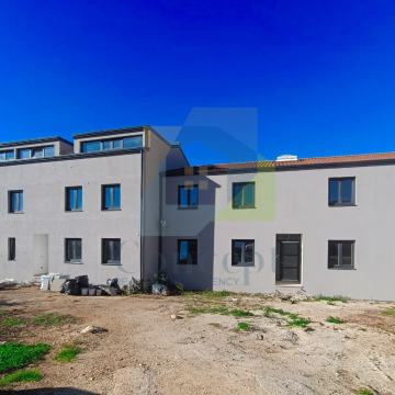 Poreč, okolica, Dvoetažni stan sa dvije spavaće sobe i vrtom