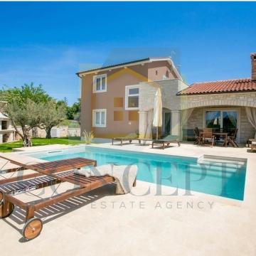 Poreč, okolica, Šarmantna vila s bazenom na odličnoj lokaciji, 10 km o