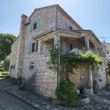 POREČ – renovirana istarska kamena kuća s velikom okućnicom