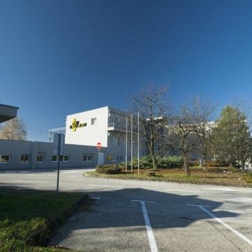 POSLOVNI KOMPLEKS,UREDSKA ZGRADA,SKLADIŠTA I ZEMLJIŠTE! ZAGREB!PRILIKA