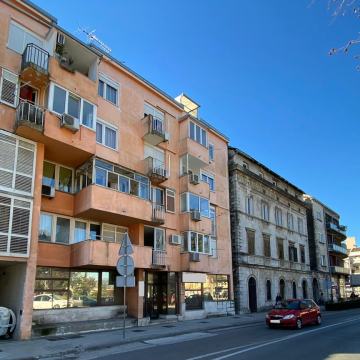 Poslovni prostor s izlogom - 130 m2, Metković