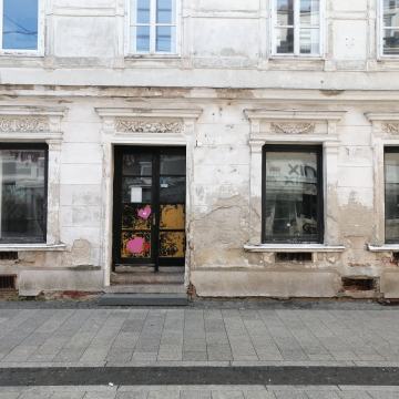 Poslovni prostor uslužna djelatnost, dva stana u dvorištu