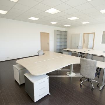 2 UREDA POVRŠINE 47M2 , SA SVIM REŽIJAMA 770 EURA,OREŠKOVIĆEVA