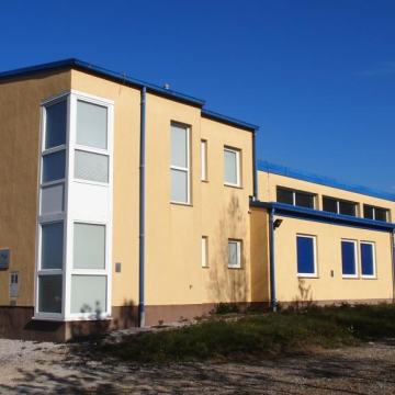 Poslovni prostor 325 m2 i neizgrađeno građevinsko zemljište 1. 831 m2