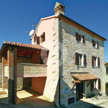 Potpuno renovirana i opremljena dvojna kamena kuća