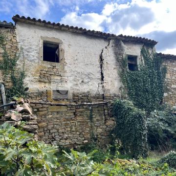 Povoljno Istra kamena kuća u nizu sa malenom okućnicom!