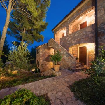 PREDIVNA KAMENA VILA NA OSAMI S BAZENOM I OKUĆNICOM