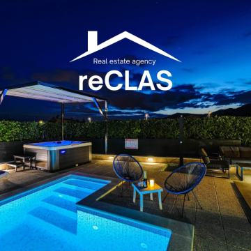 Kuća za odmor s bazenom, hidromasažnom kadom i garažom – Kaštel Lukšić