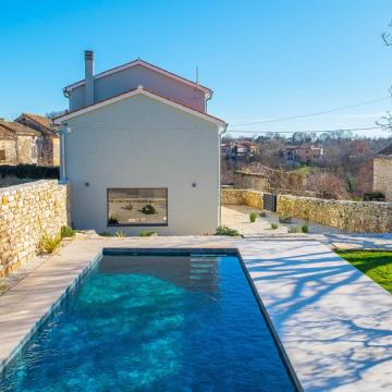 Prekrasna kamena kuća s bazenom Svetvinčenat