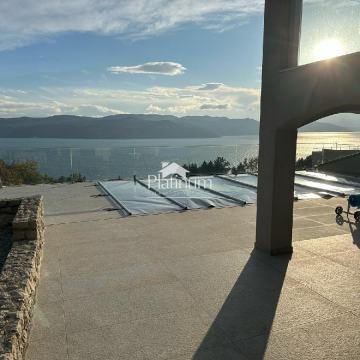 Prekrasna kuća s bazenom + građevinsko zemljište sa projektom – 550 m