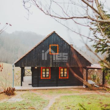 Prekrasna obnovljena drvena vikendica u Donjoj Šemnici – mir, priroda