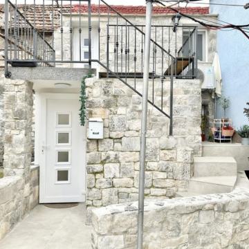 Prekrasna restaurirana kamena kuća u centru Trogira