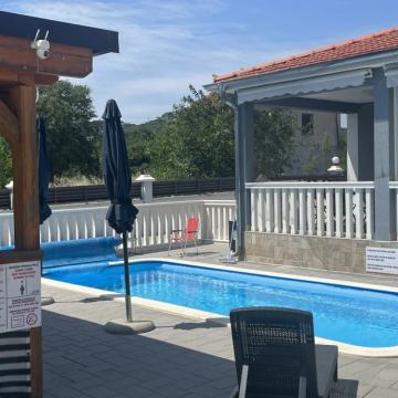 Prekrasno imanje sa dva objekta i bazenom