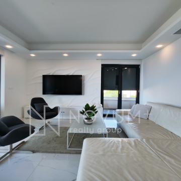 PREMIUM: Luksuzni trosobni stan u Podstrani – ekskluzivna prodaja