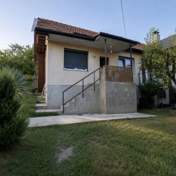 Manja kuća sa okućnicom, 160 tis.Eura