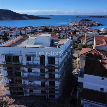Primošten novogradnja, dvosoban stan 74 m² s bazenom