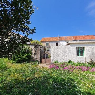 Privlaka - kuća u nizu 100 m od mora