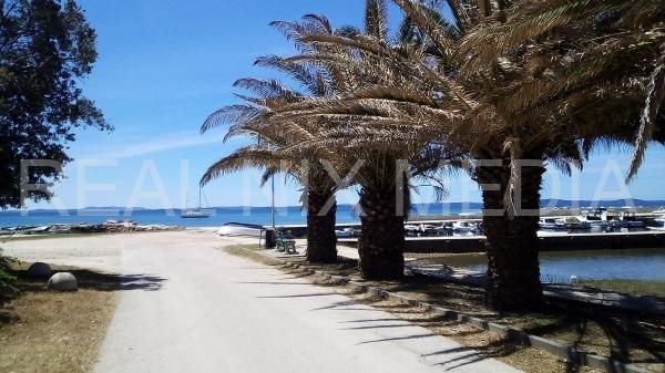 Privlaka-PRIZEMNICA NA ODLIČNOJ LOKACIJI! 150 m do mora!