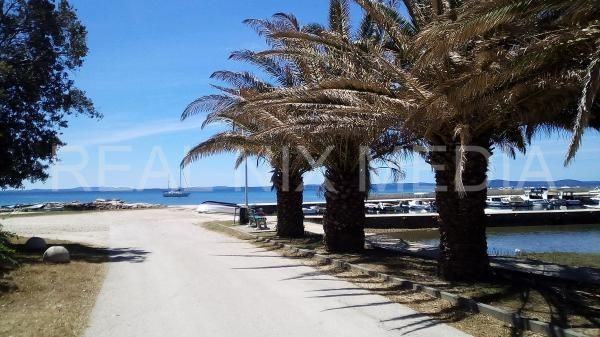 Privlaka-PRIZEMNICA NA ODLIČNOJ LOKACIJI! 150 m do mora!