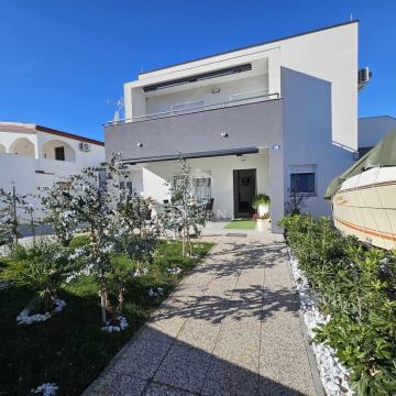 Prizemlje kuće sa 2 apartmana- sjeverna strana Vir