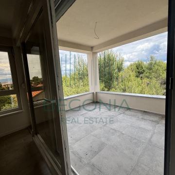 Prizemlje s vrtom, odlična lokacija. OTOK VIR, ZADAR