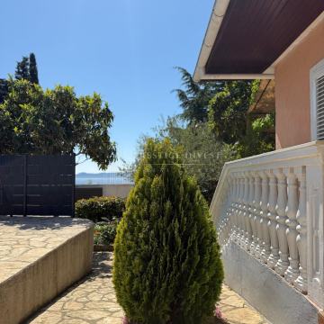 Prizemnica s pogledom na more i bazenom- 900m2 okućnice