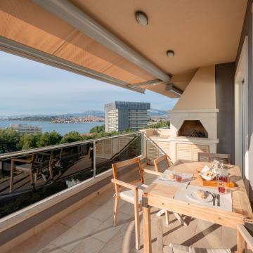 Podstrana - LUKSUZAN ČETVEROSOBAN STAN - PRVI RED DO MORA - PRODAJA