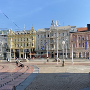 Zagreb, centar, cijela ulična zgrada i privatno zemljište, parking