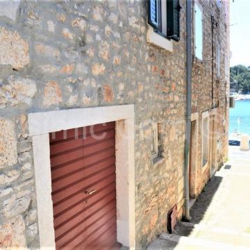 Prodaja kamene kuće na samoj rivi u Milni na Braču