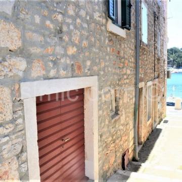 Prodaja kamene kuće na samoj rivi u Milni na Braču